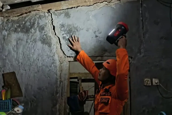 Dampak Gempa Cianjur,...