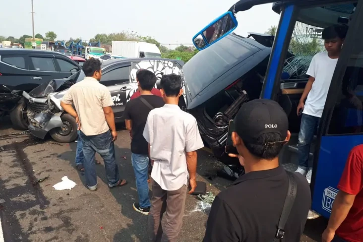 6 Kendaraan Terlibat...