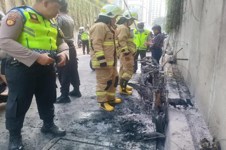 Motor Terbakar di Underpass...