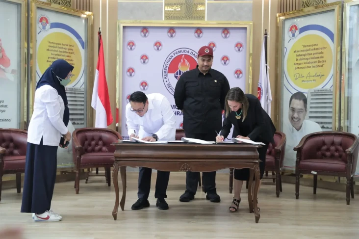 Disaksikan Menpora Dito,...