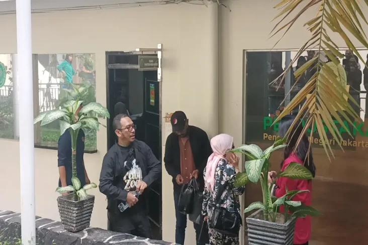 Buka-bukaan Jonathan,...