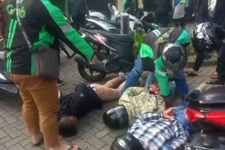 Aksi Heroik Polisi Berjaket...