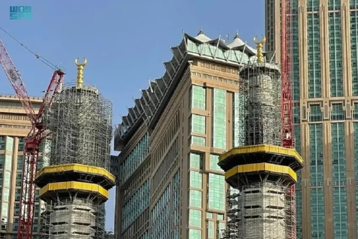 Menakjubkan, 2 Menara...