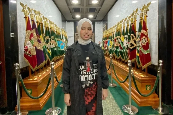 Putri Ariani Nyanyikan...