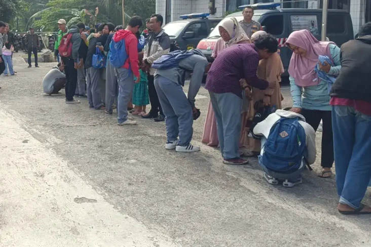 19 Pelajar Sujud di...