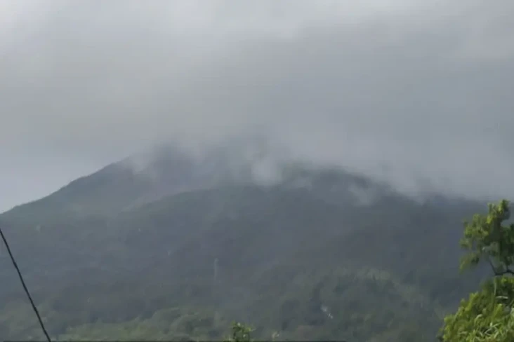 Gunung Karangetang Alami...