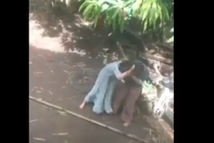 Duel 2 Emak-emak di...