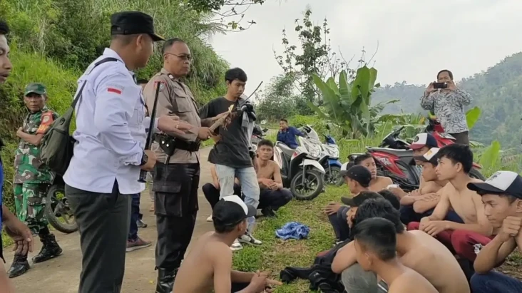 Acungkan Sajam saat...