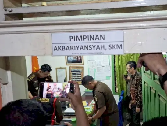 Kejaksaan Geledah Kantor...