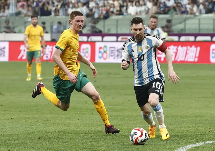 Lionel Messi Cetak Gol,...