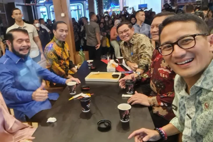 Sandiaga Uno Pakai Batik...