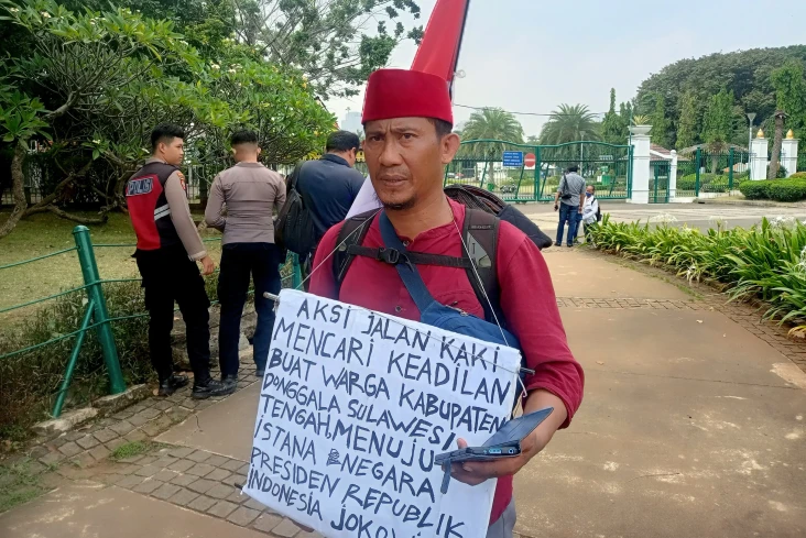 Aksi Jalan Kaki Lolo...