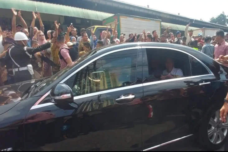 Presiden Jokowi Bagi-bagi...