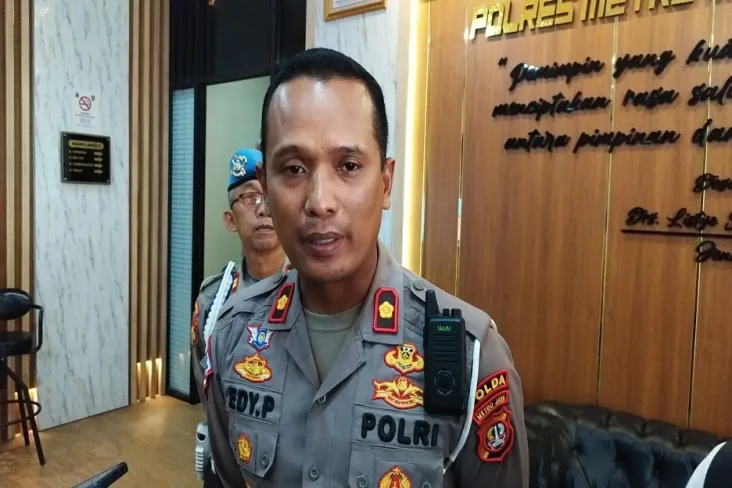 Kesal Ditilang Polisi,...