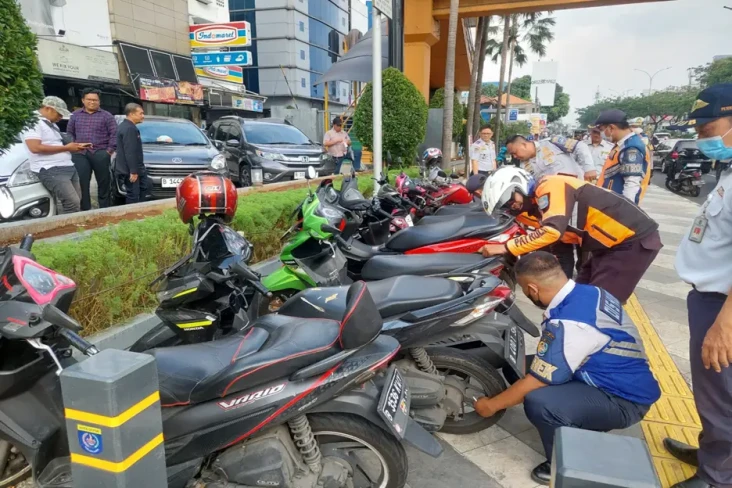 Parkir di Bahu Jalan...
