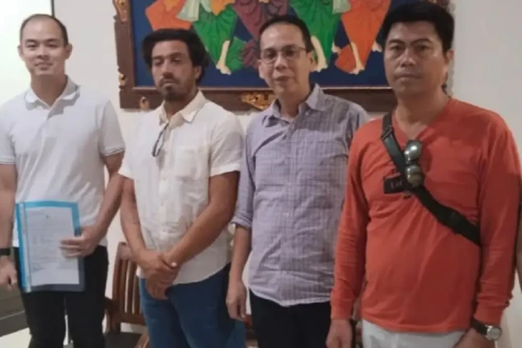 Bule Amerika Narik Angkot...