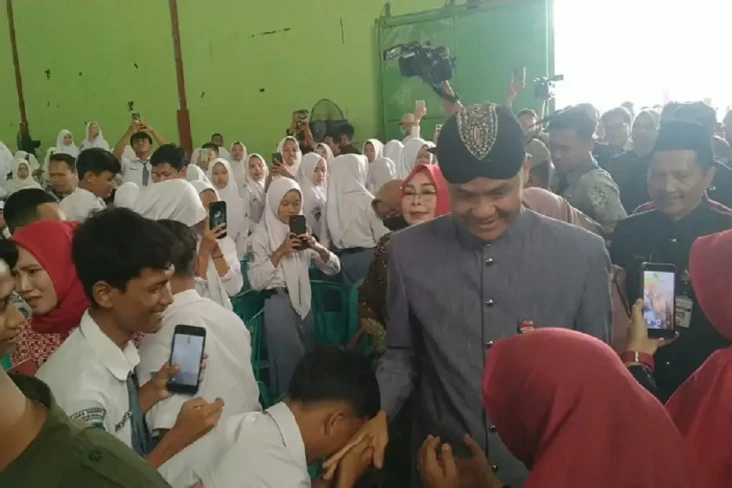 Kunjungan Ganjar Disambut...