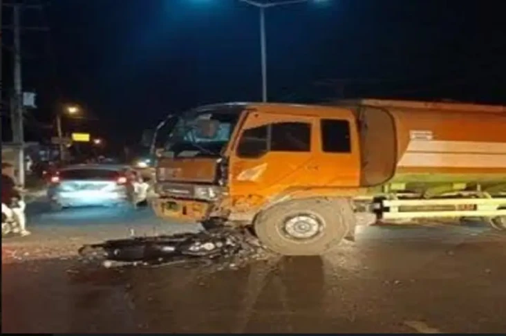 Nahas! Tabrak Truk Tangki,...