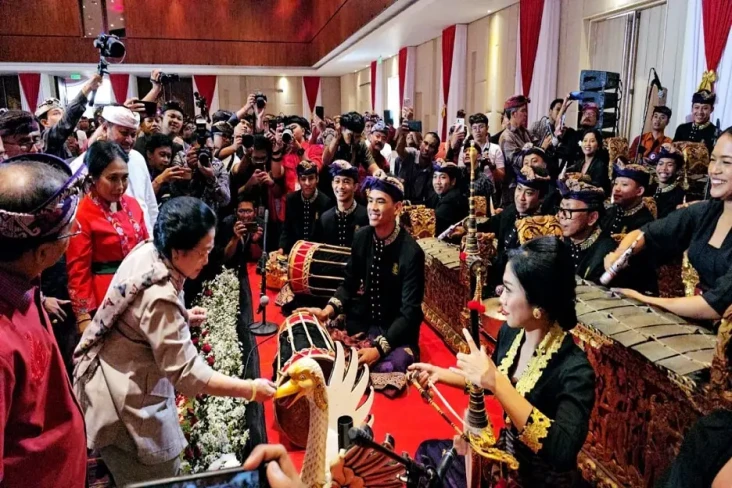 Tiba-tiba Datangi Pemain...