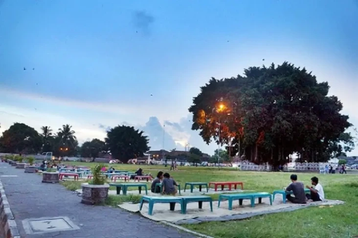 11 Tempat Makan Enak...