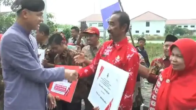 Serahkan Bantuan Rp...