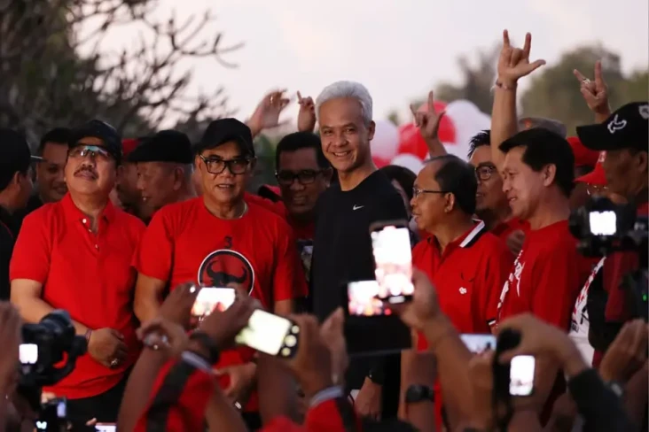 Hadiri Jalan Sehat di...