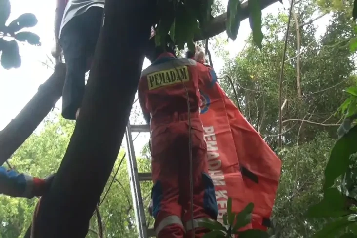 Pemuda 32 Tahun Gantung...