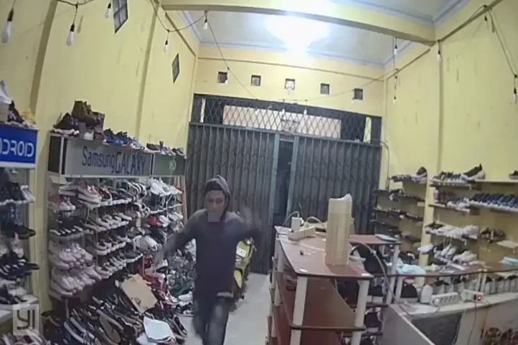 Toko Sepatu di Koja...