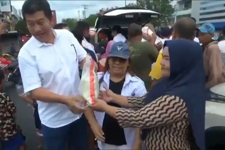 Bagi Sembako Gratis,...