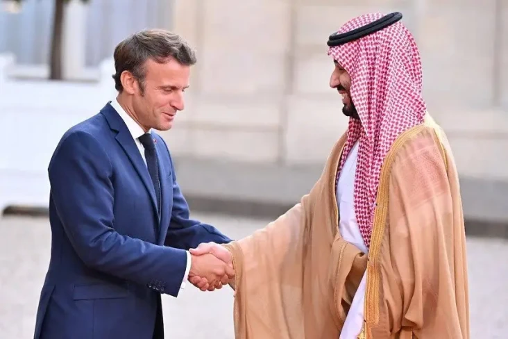 Emmanuel Macron Menjamu...