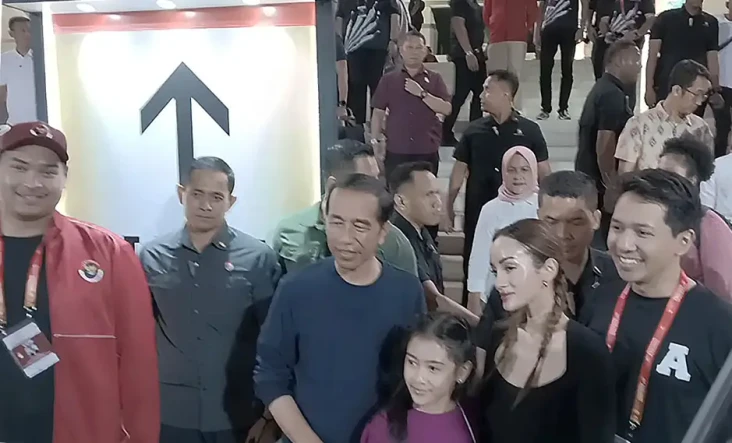 Presiden Jokowi Nonton...