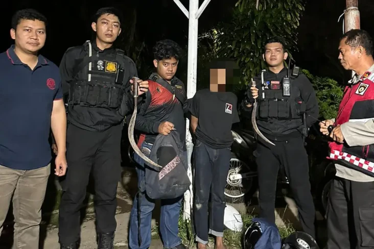 6 Pelajar SMP Bercelurit...