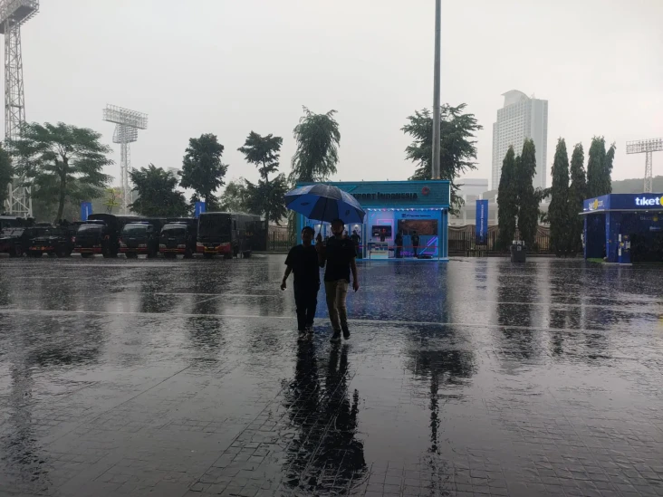 Hujan Lebat Guyur Jakarta...