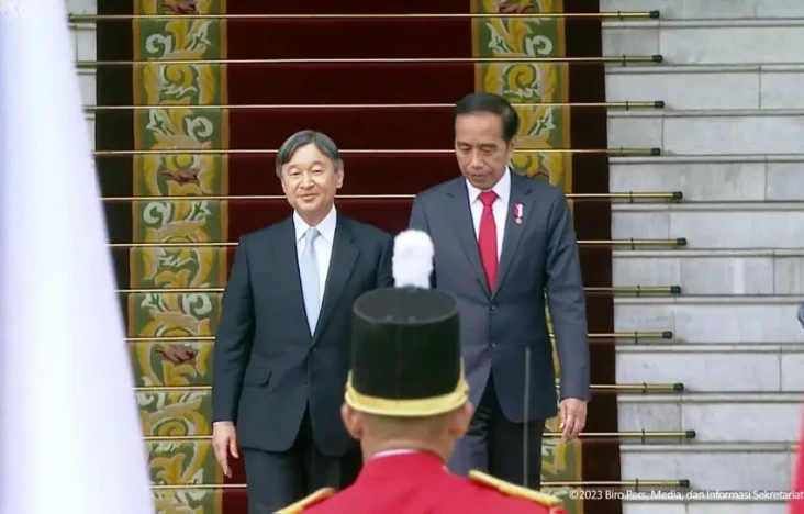 Jokowi Terima Kaisar...