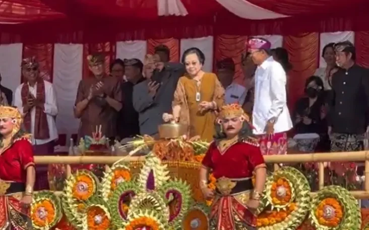 Hadiri Parade Pesta...