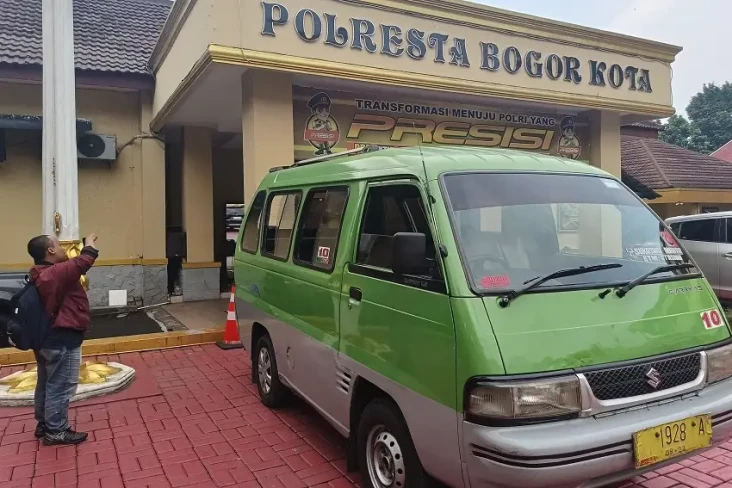 Sopir Angkot Ugal-ugalan...