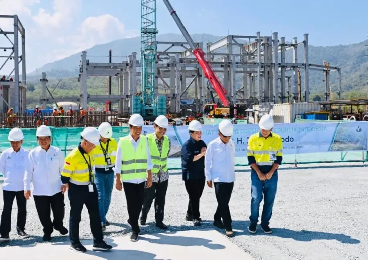 Tinjau Pembangunan Smelter...