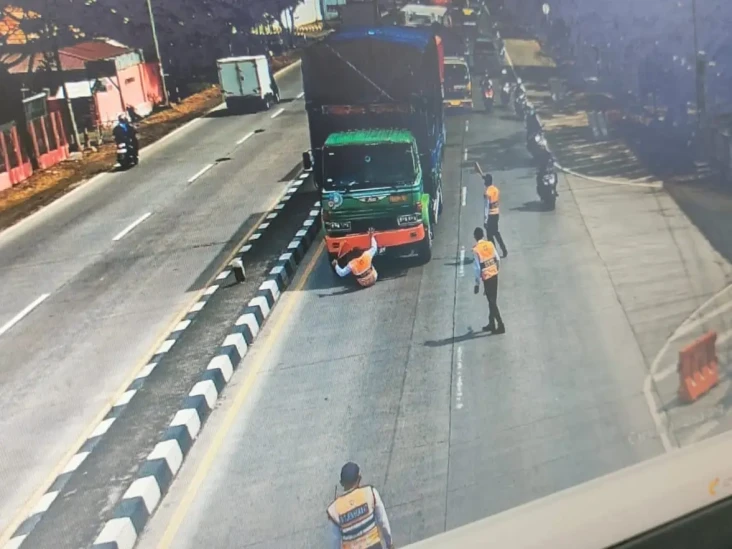 Viral! Detik-detik Petugas...