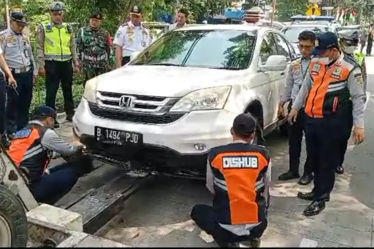 Parkir Sembarangan,...