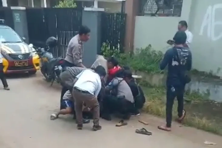 Ngamuk Sambil Bawa Cerulit,...