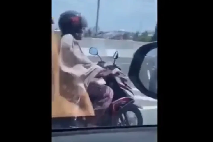 Viral! Emak-emak Terekam...