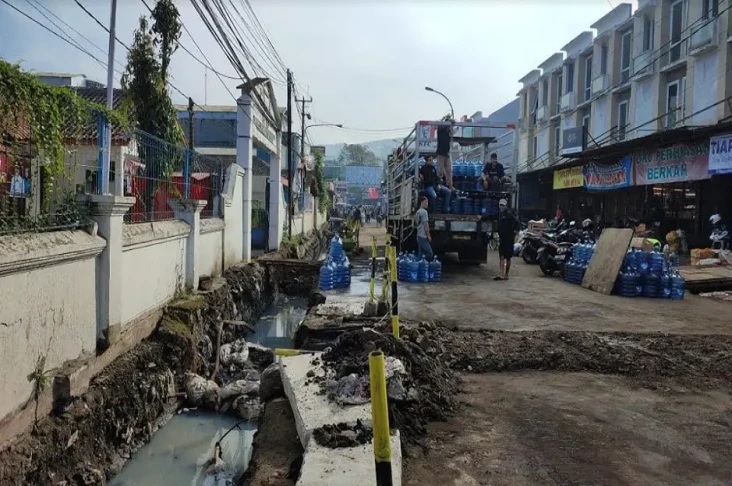 Truk Pengangkut Air...