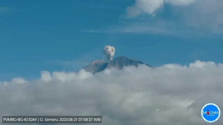 Gunung Semeru Erupsi...