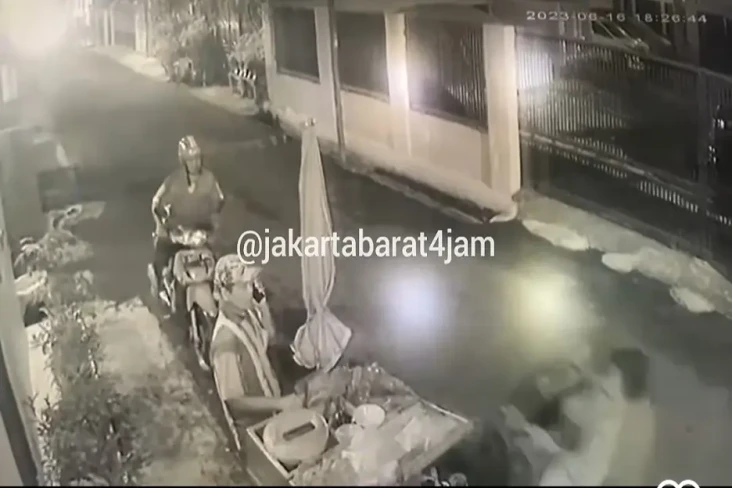 Pura-pura Pinjam Korek,...