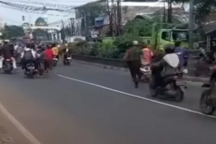 2 Kelompok Pelajar Tawuran...