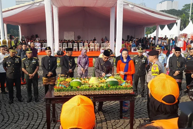 Pimpin Upacara Peringatan...