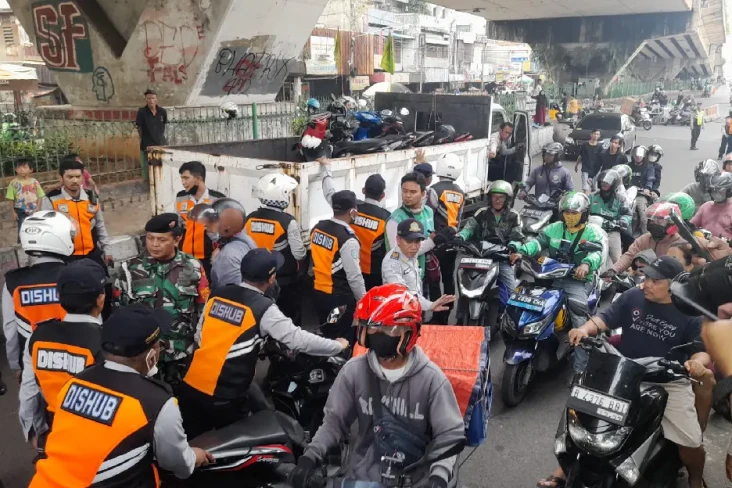 Parkir Liar, Belasan...
