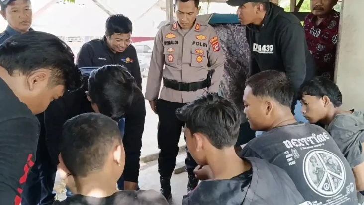 4 Pelajar Berseragam...
