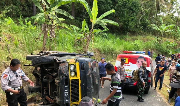 Tergencet Truk Pengangkut...