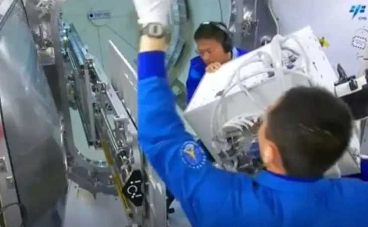 Astronot China Pasang...